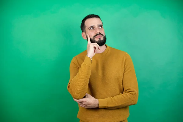 Bonito Homem Vestindo Roupas Casuais Sobre Fundo Verde Isolado Com — Fotografia de Stock