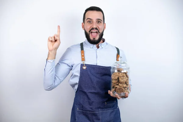 Joven Con Barba Sobre Fondo Blanco Aislado Sosteniendo Frasco Con —  Fotos de Stock