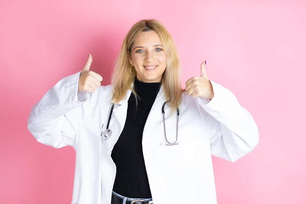 Giovane Donna Medico Bionda Indossa Stetoscopio Piedi Sopra Isolato Sfondo — Foto Stock