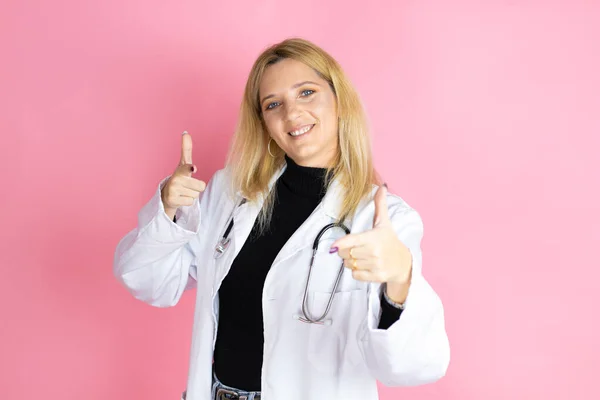 Giovane Donna Medico Bionda Indossa Stetoscopio Piedi Sopra Isolato Sfondo — Foto Stock