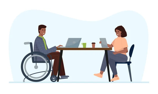 Tekerlekli sandalyedeki engelli bir adam ofiste çalışıyor. Özel ihtiyaçları olan kişiler için istihdam.