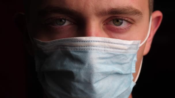 Omul trist purtând o mască chirurgicală — Videoclip de stoc