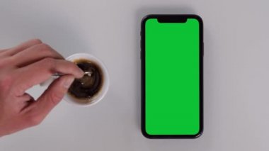 Yeşil Ekran 'la Smartphone izlerken kahve içiyorum.