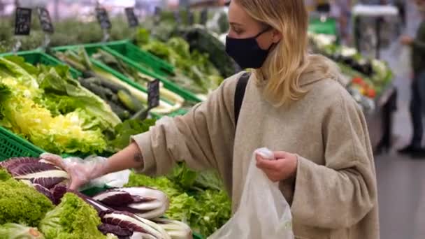 Mujer bonita recogiendo algunas verduras, Covid19 veces — Vídeos de Stock