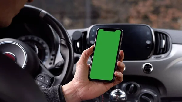 Tek Vuruş ve Bir Arabada Yeşil Ekran Akıllı Telefonu Tutma — Stok fotoğraf
