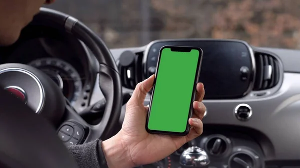 Tek Vuruş ve Bir Arabada Yeşil Ekran Akıllı Telefonu Tutma