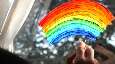 Covid-19 karantinasında Gökkuşağını Boyayan Adam Eli