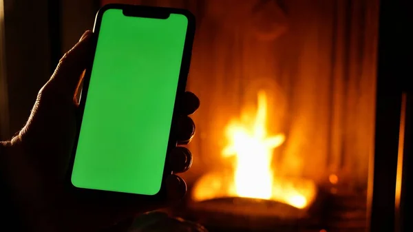 Dikey Yeşil Ekran Akıllı Telefon Tutan Kadın, Ateş Arkaplanı — Stok fotoğraf