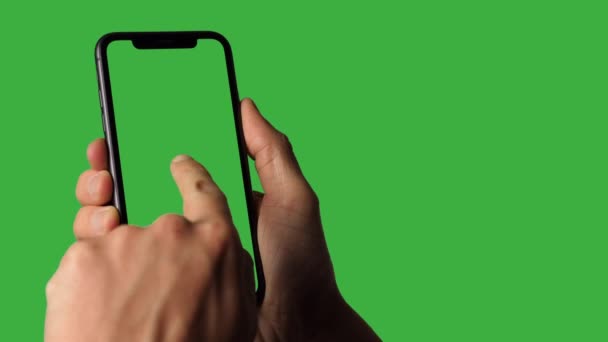 Single Tapping en het vasthouden van een groene scherm Smartphone — Stockvideo