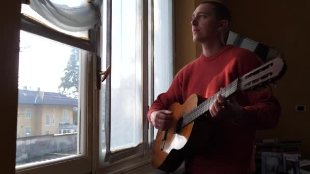 Man gra na gitarze w domu, Covid19 kwarantanna — Wideo stockowe