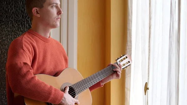 Evde Gitar Çalan Adam, Covid19 Karantina