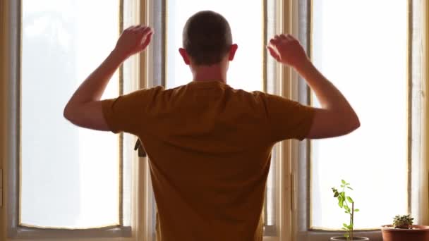 Ung stilig man Stretching till uppvaknandet — Stockvideo