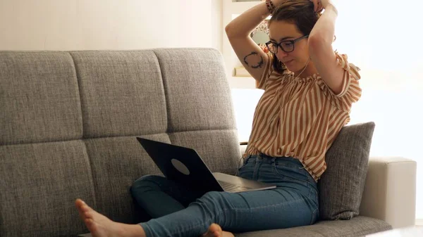 Laptopta Evden Çalışan Genç İtalyan Kadın