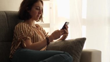 Genç İtalyan Kadın Akıllı Telefonla Mesajlaşıyor