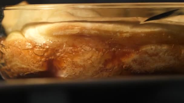 Vaření lahodný jablečný dort v peci doma během karantény — Stock video