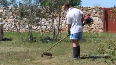 Kırsalda Fırça Kesiciyi Kullanan Özgür Genç Kadın