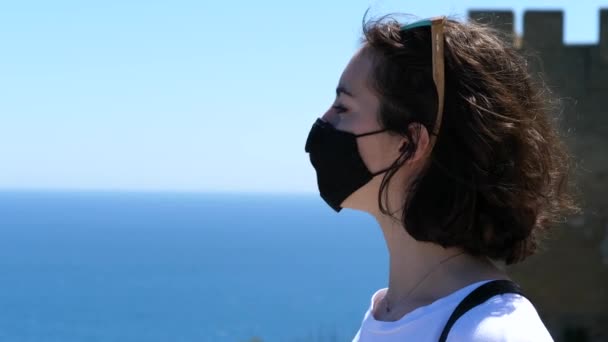 Mladá turistická žena sledující moře v době propuknutí koronaviru — Stock video