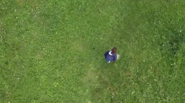 Genç Kadın Dağlarda Yürüyüş, Steadicam, Aerial