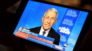 1 Ağustos 2021: ABC Haber 'den Dr. Anthony Fauci' nin Delta Variant hakkında konuşmasını Smartphone 'da izlemek