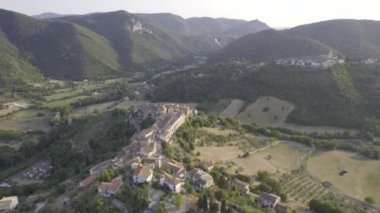 Umbria 'daki Torre Orsina Burnu üzerindeki güzel İtalyan Köyü, Hava Manzarası