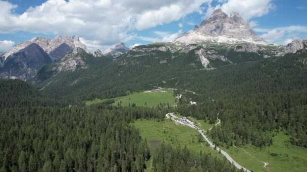 The Tre Cime di Lavaredo, Drei Zinnen, of The famous Italian Dolomites, Aerial — Vídeo de stock