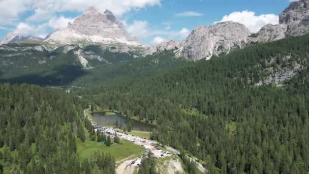 A híres olasz Dolomitok Tre Cime di Lavaredo, Drei Zinnen, Aerial Hyperlapse — Stock videók