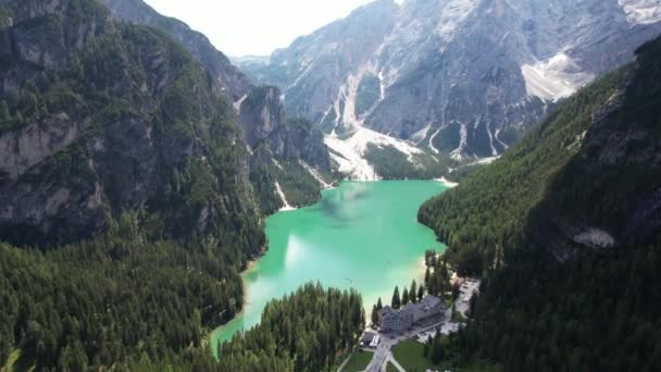 De Pragser Wildsee, Lago di Braies, in de Dolomieten, Luchtfoto — Stockvideo