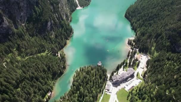 Pragser Wildsee, Lago di Braies, i Dolomiterna, Flygfoto — Stockvideo