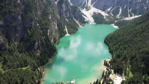 El Pragser Wildsee, Lago di Braies, en los Dolomitas, Vista aérea — Vídeos de Stock