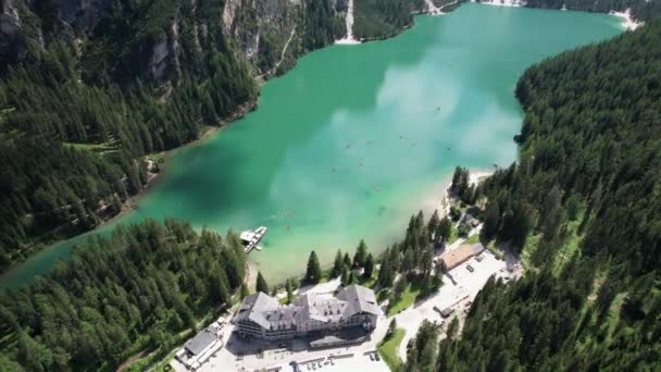 De Pragser Wildsee, Lago di Braies, in de Dolomieten, Luchtfoto — Stockvideo