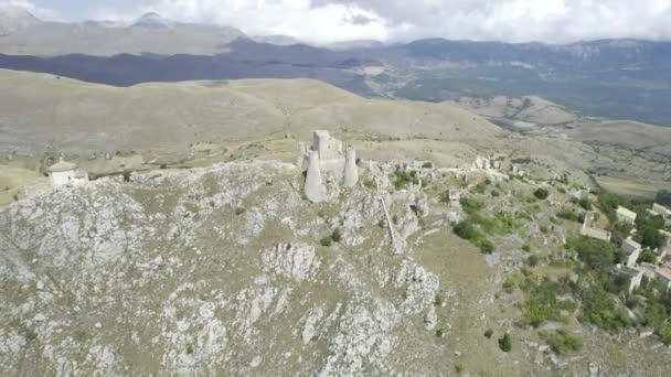 이탈리아의 아브루초에 있는, 산꼭대기에 있는 요새인 로카 칼시 오 성, 공중에서 바라본 항공 사진 — 비디오