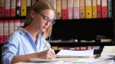 Genç İş Kadını Sabrını Kaybediyor