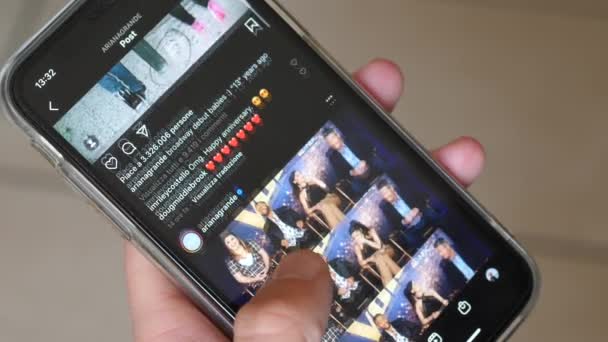 Itália - Setembro 2021: Assistir Ariana Grande Instagram em um smartphone — Vídeo de Stock