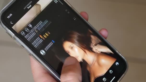 意大利- 2021年9月：在智能手机上观看Justin Bieber Instagram — 图库视频影像