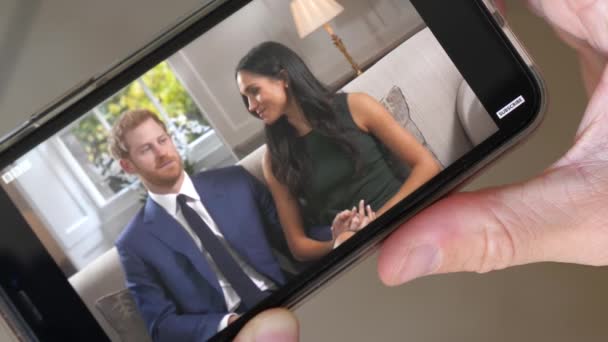 BBC Interview - 27 nov 2017: Prince Harry and Meghan Markle, Wathing their Interview on Youtube — 图库视频影像