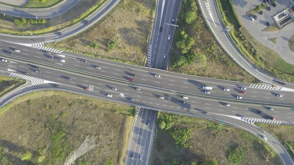 高速公路，意大利日落时的空中，Covid-19之后的经济复苏 — 图库照片