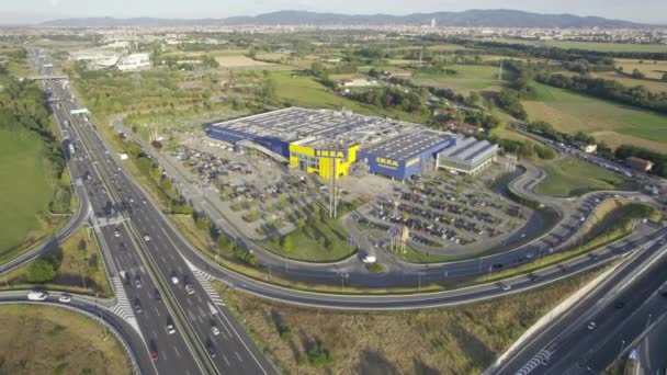 Italië - september 2021: Luchtfoto van een Ikea-winkel in het industriegebied, economisch herstel na Covid-19 — Stockvideo