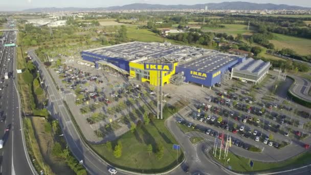 Itálie - září 2021: Letecký obchod Ikea v průmyslové oblasti, oživení ekonomiky po Covid-19 — Stock video