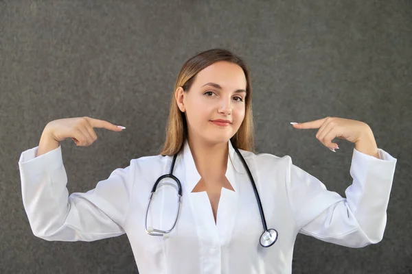 Imagem Estúdio Isolado Terapeuta Feminina Auto Confiante Sorrindo Amplamente Vestindo — Fotografia de Stock