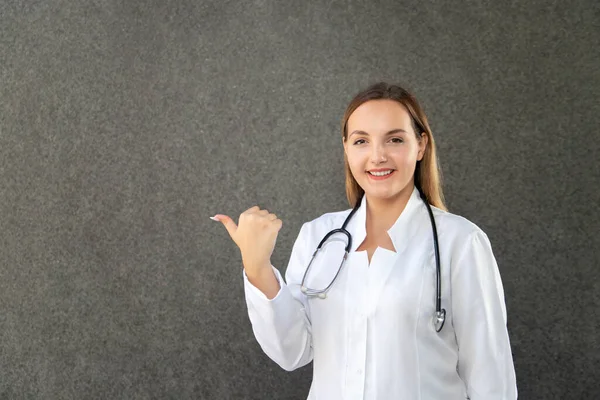 Publicidade Moderna Para Hospital Médico Mulher Sorridente Autoconfiante Vestindo Estetoscópio — Fotografia de Stock