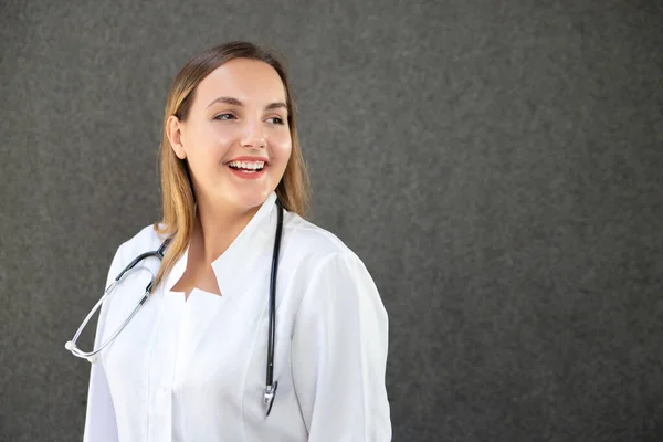 Foto Horizontal Close Atraente Jovem Médica Casaco Médico Olhando Para — Fotografia de Stock