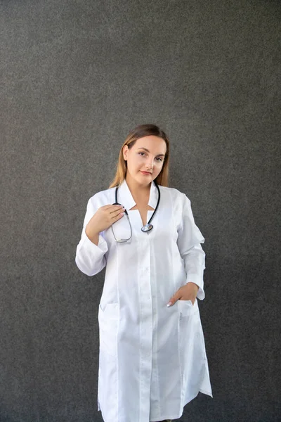 Imagem Estúdio Vertical Uma Jovem Enfermeira Com Estetoscópio Volta Pescoço — Fotografia de Stock