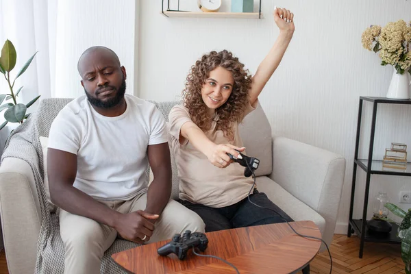 丈夫很伤心 而他怀孕的妻子举起双手 在电子游戏中庆祝战胜他的胜利 关系和视频游戏概念 — 图库照片