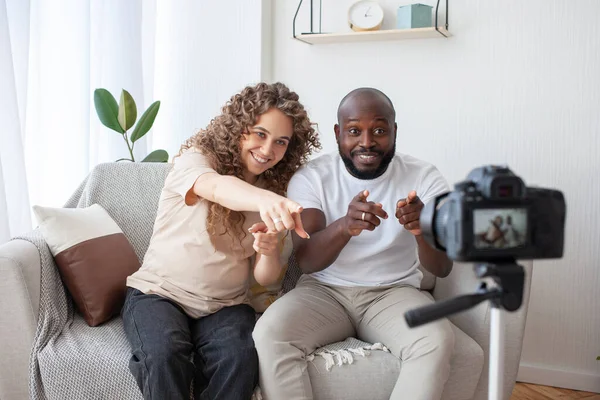 美丽的跨国夫妇为他们的博客拍摄了一个专业视频 卷曲的孕妇和非洲裔美国丈夫快乐地摆着姿势 家庭和技术概念 — 图库照片