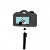 Vektorové ručně kreslené ilustrace blogování, vlogování zařízení. Muž blogger nahrávání videa na obrazovce fotoaparátu izolované na bílém pozadí. 