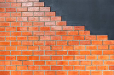 Siyah duvardaki eski koyu kahverengi ve kırmızı tuğlaların dokusu merdiven, paslı taş iş teknolojisinin paslı blokları, renkli yatay mimariye benziyor..