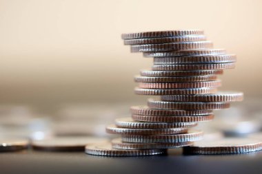 Asya sikkeleri farklı konumlara yığılmış, farklı düşünüyor, yeni fikir, yeni düşünce Bokeh arka planı.