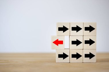 Ahşap blok, kırmızı ok ters yöne bakıyor. Kara ok, farklı düşünce, bölünmezlik ve kalabalıktan uzak durmak..