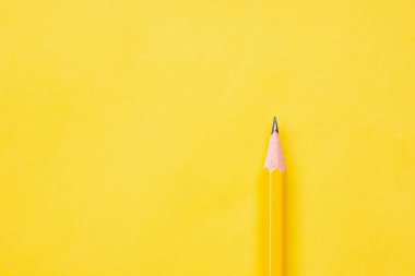 Sarı arkaplan üzerinde sarı kalem ve fotokopi alanı yukarıdan bakıldığında parlak, temiz, ısınma fark yaratıyor..