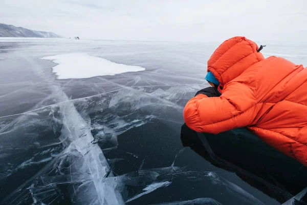 贝加尔湖冰冻冰上的女游客 冬季远足 — 图库照片